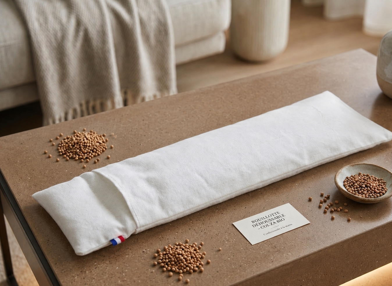 bouillotte longue au colza bio en partie dans sa housse
